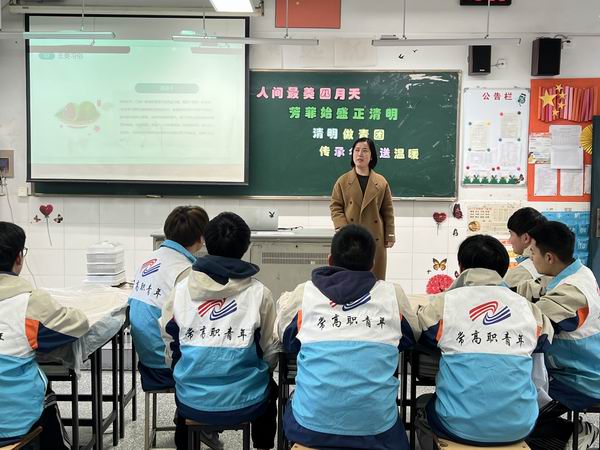 11管老师介绍清明节习俗.jpg