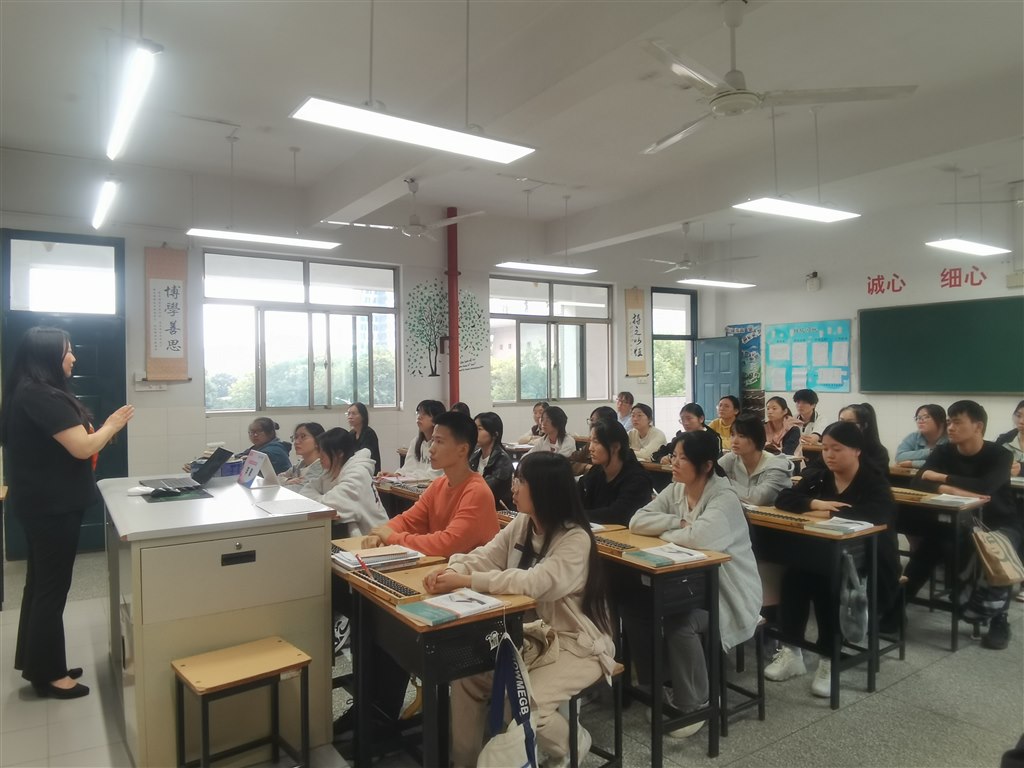 学生专心倾听.jpg