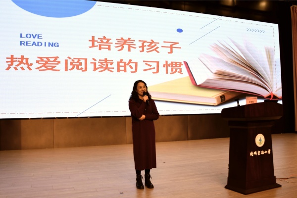 邵老师演讲中.JPG