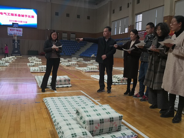 评委老师认真点评.jpg