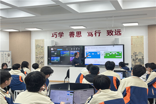 1魏尧老师上课.jpg