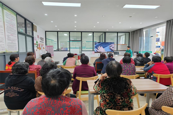 党员教师为社区居民上课.jpg