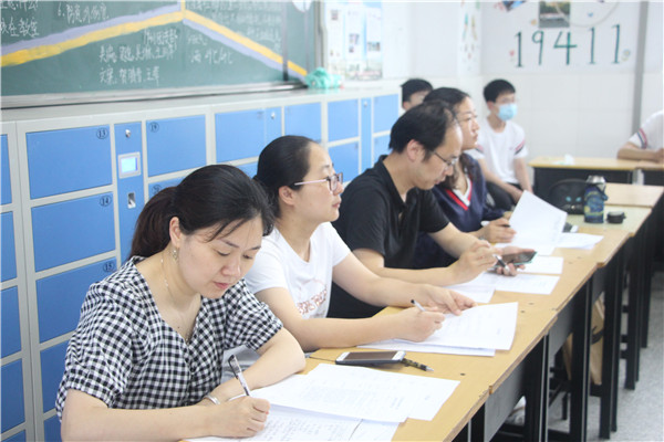 6主题班会听课老师.jpg