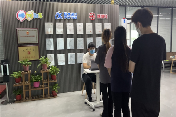 3我校学生拍摄操作视频现场图.png
