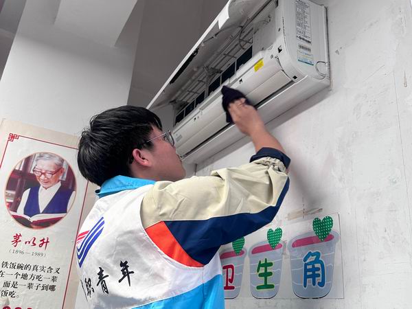 3擦洗空调外壳.jpg