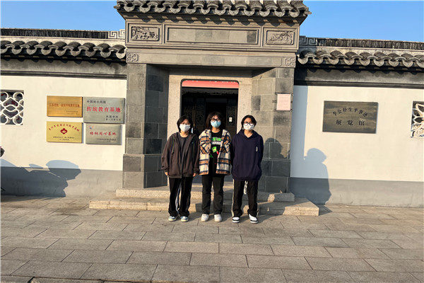 20441团支部成员走进李公仆纪念馆.jpg