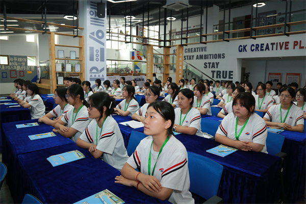 5学生认真听讲.jpg