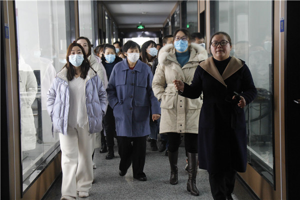 3 参观实训室_副本1.jpg