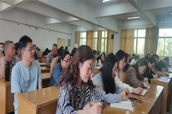 3 全体教工认真聆听.jpg