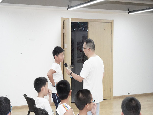 小朋友进行情感分享.JPG