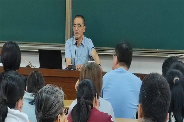 2 吴仁玉院长带领全体教工学习《学校师德讲堂实施方案（2025-2027年）》.jpg