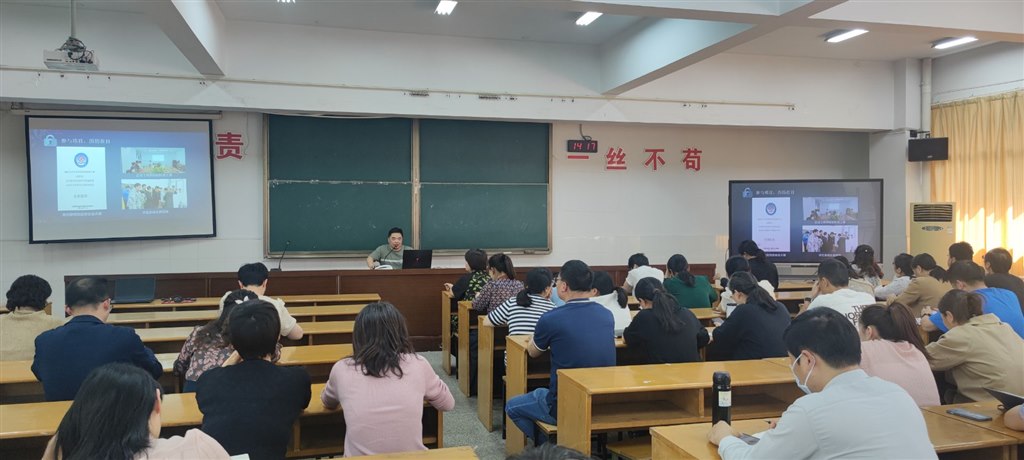 2 马吉华老师汇报.jpg