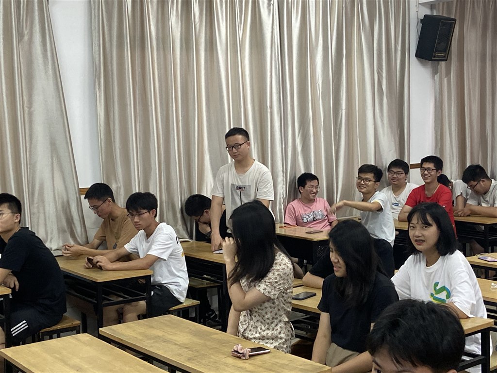 学生现场提问.JPG