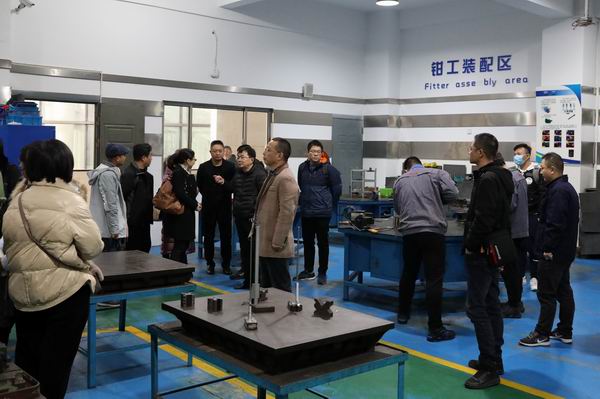 6参观实训基地.JPG