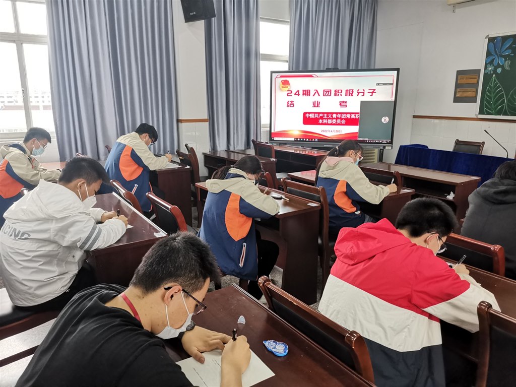 同学们认真作答.jpg