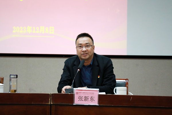5区教育局青少年活动中心主任张新东讲话.JPG
