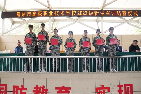 学生代表领奖.JPG