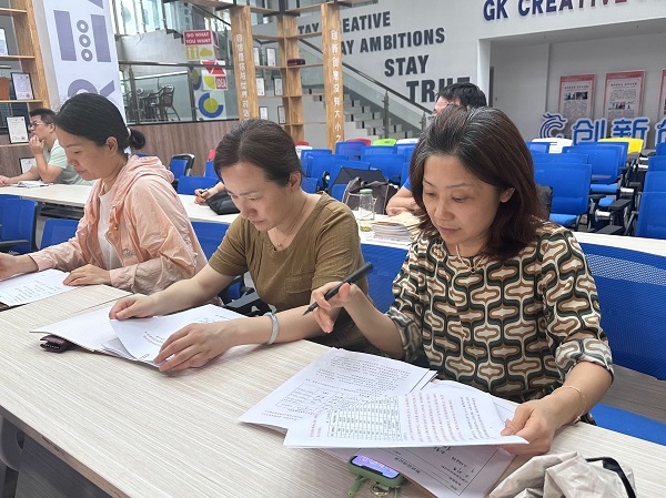 5. 老师们认真审核2023级实施性人才培养方案.jpg