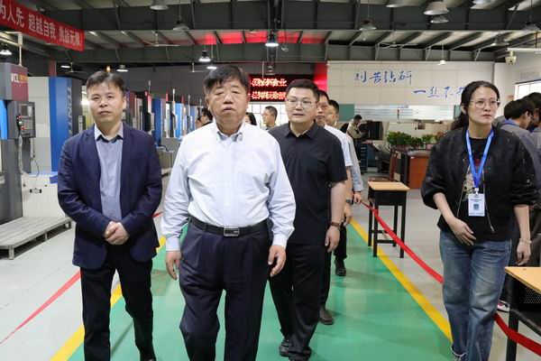 7参观实习实训基地.JPG
