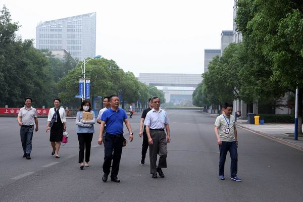 4、 参观校园.JPG