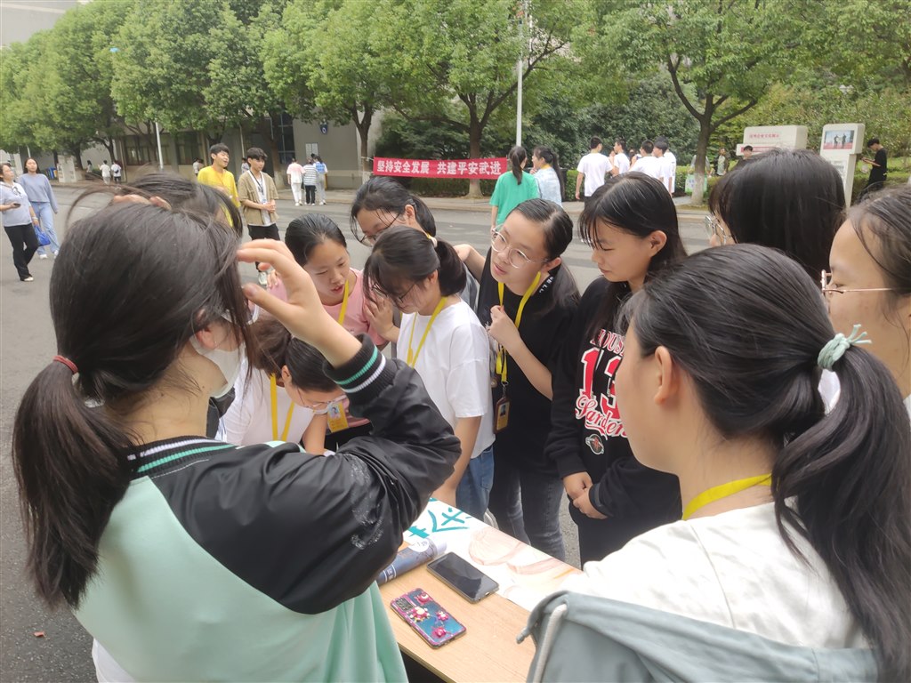 同学们兴奋围观.jpg