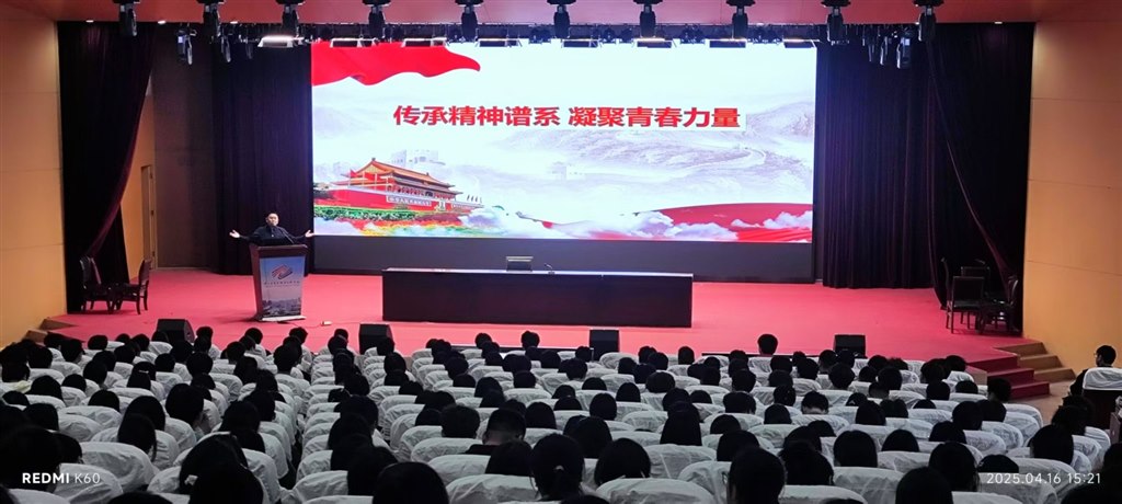 李辉校长上团课.jpg