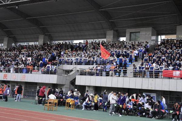 09、激情满怀的看台观众.JPG