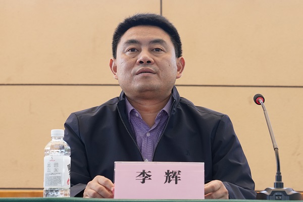 李辉校长做军训总结.jpg