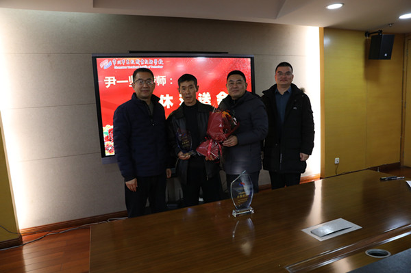 校领导与退休教师合影1.jpg