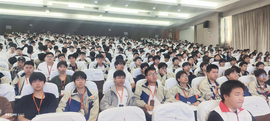 学生认真听讲.jpg