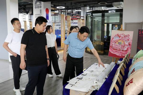 1、参观极客梦工场.jpg