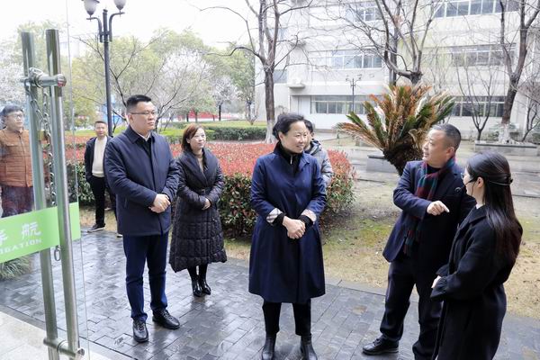 5  与心理咨询教师交流.JPG