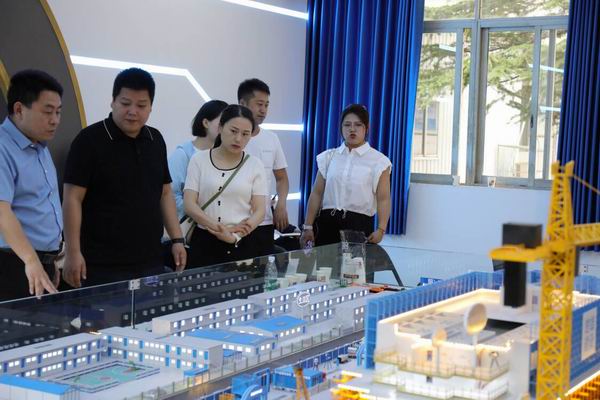 4、参观实习实训基地.jpg