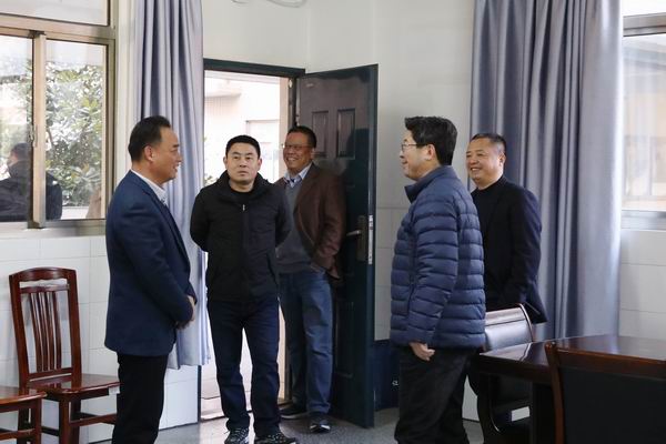 2、与院部负责人交谈.JPG
