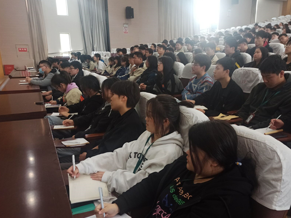 学生认真听讲_副本.jpg