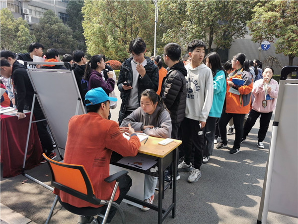“我手绘我心”排队参加_副本.jpg