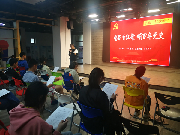 02.吴馨钰老师指导学唱红歌_副本.jpg
