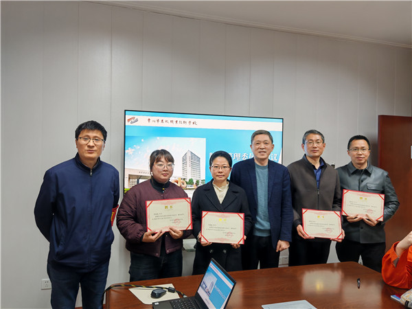 3与会代表合影_副本.jpg