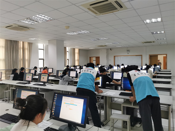 机械工程学院志愿者现场助力_副本.jpg
