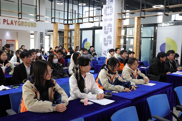 参赛团队观摩学习.JPG
