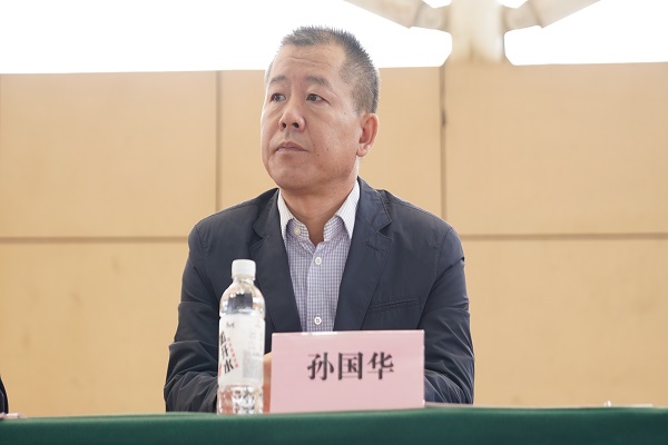 孙国华院长宣读获奖学生名单.JPG