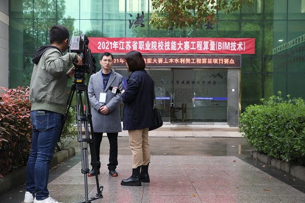 5. 黄良峰主任接受电视台采访.JPG