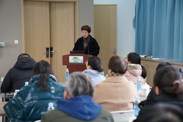 太湖湾劳动教育基地校长蒋燕作汇报.JPG