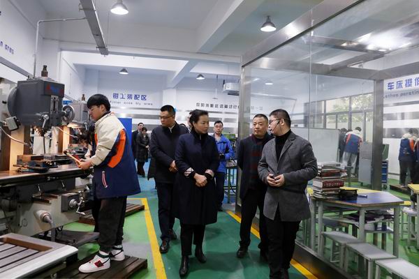 3  参观实训课堂.JPG
