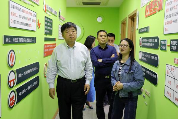 8参观心理健康教育与发展中心.JPG