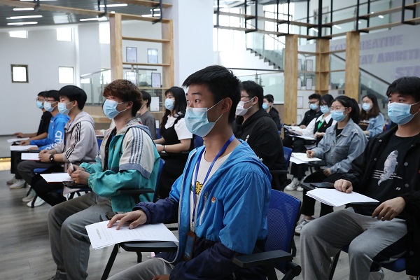 5学生认真听讲.JPG