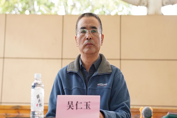 吴仁玉院长宣读获奖班集体名单.JPG