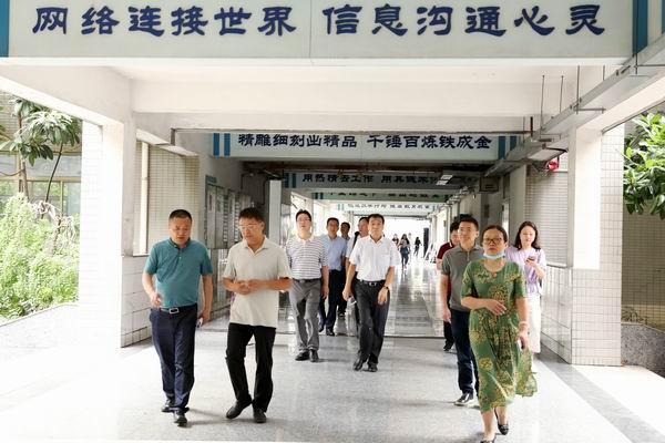 1参观教学楼.JPG