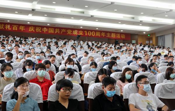 4  老师认真听讲.JPG