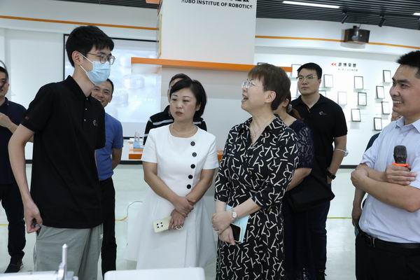 04、与企业员工、我校毕业生交谈.JPG